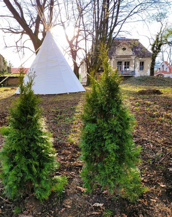 Chateau Moravany - Apartmany, Teepee A Wellness Ronow an der Doubrava Exterior foto