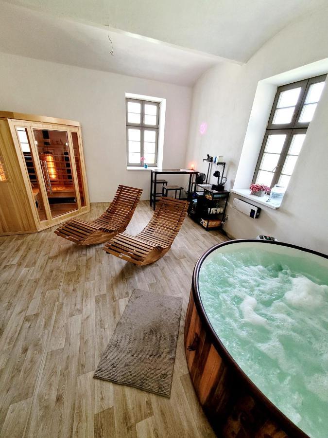Chateau Moravany - Apartmany, Teepee A Wellness Ronow an der Doubrava Exterior foto