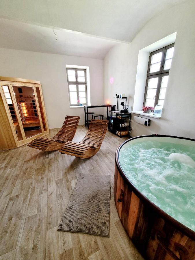 Chateau Moravany - Apartmany, Teepee A Wellness Ronow an der Doubrava Exterior foto