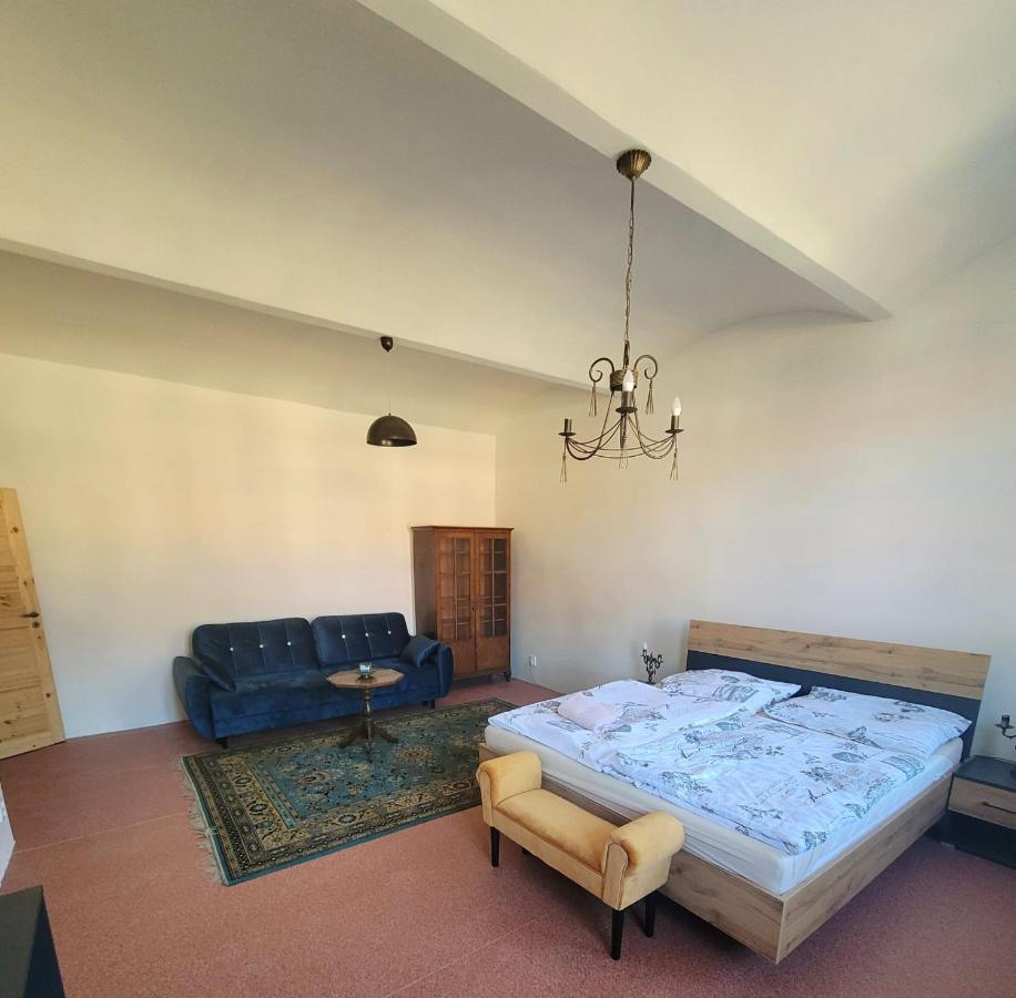 Chateau Moravany - Apartmany, Teepee A Wellness Ronow an der Doubrava Exterior foto