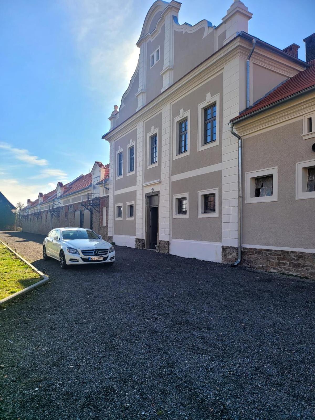 Chateau Moravany - Apartmany, Teepee A Wellness Ronow an der Doubrava Exterior foto