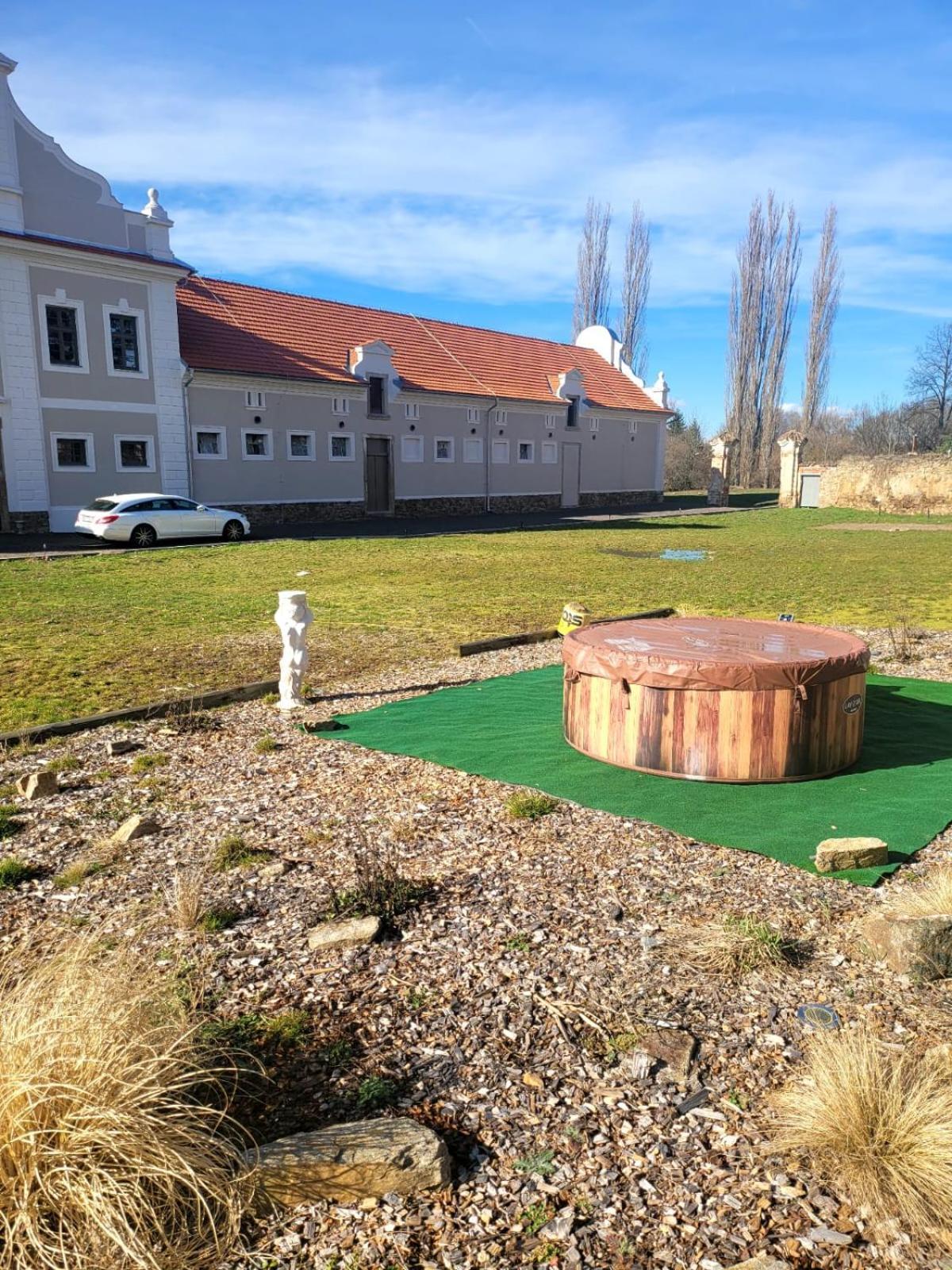 Chateau Moravany - Apartmany, Teepee A Wellness Ronow an der Doubrava Exterior foto
